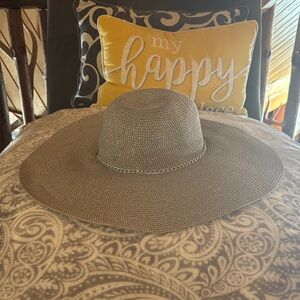 Jennifer Lopez Chic Gray Sun Hat